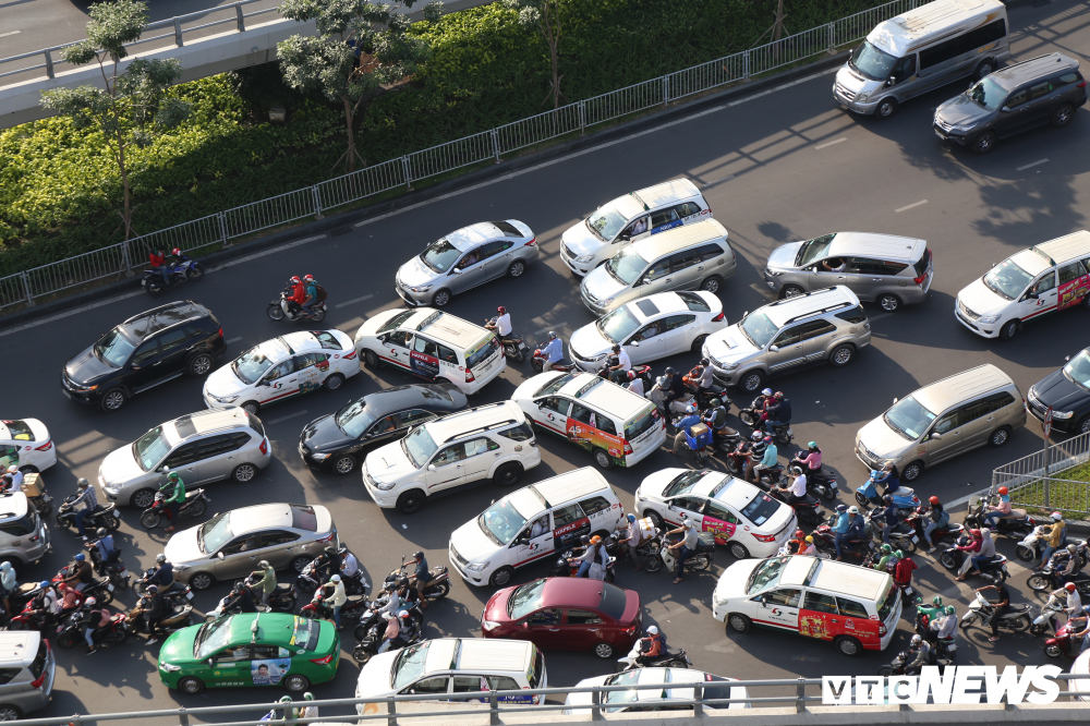 
Tại khu vực cổng sân bay Tân Sơn Nhất, dù không phải giờ cao điểm nhưng lượng người và xe vẫn rất lớn (Nguồn ảnh: VTC News)