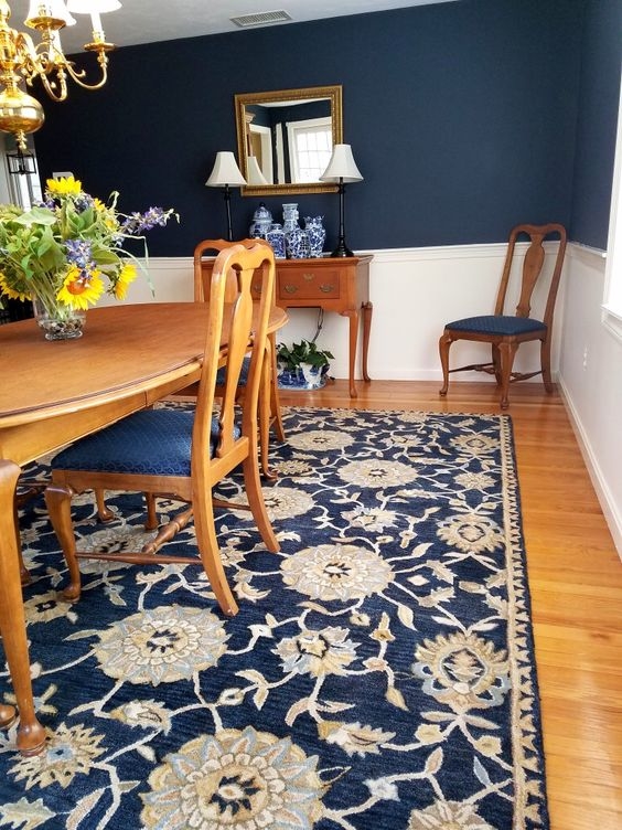 
Nếu không thích quá phô trương các bạn có thể trang trí nhà với những tấm thảm hoa màu xanh navy thế này