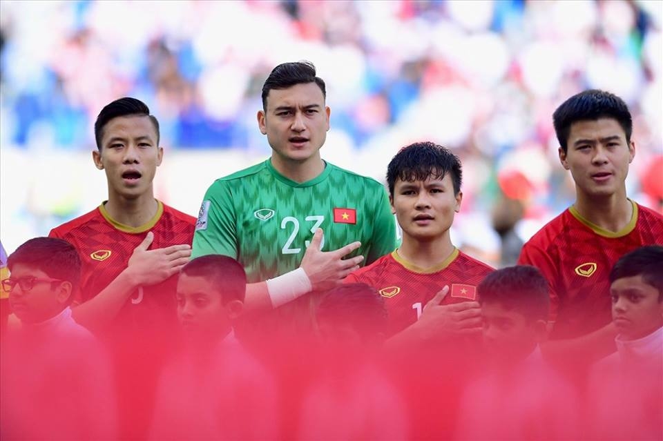 
Đặng Văn Lâm - Quang Hải, 2 cầu thủ thường xuyên đứng cạnh nhau, khiến người hâm mộ thích thú vì sự chênh lệch chiều cao của cả 2.