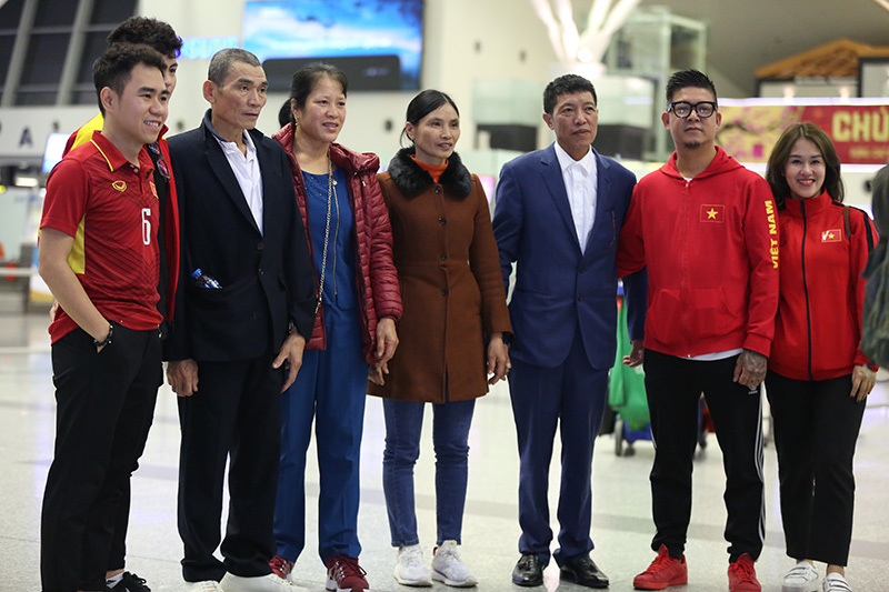 
Bố mẹ của nhiều cầu thủ đã có mặt từ rất sớm ở sân bay Nội Bài để theo chuyến bay sang Dubai cổ vũ