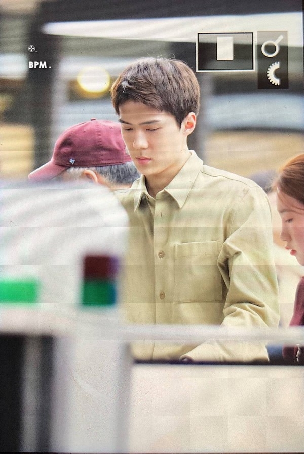 Sehun (EXO) vẫn toả sáng rạng ngời ở sân bay qua góc chụp lén của fan