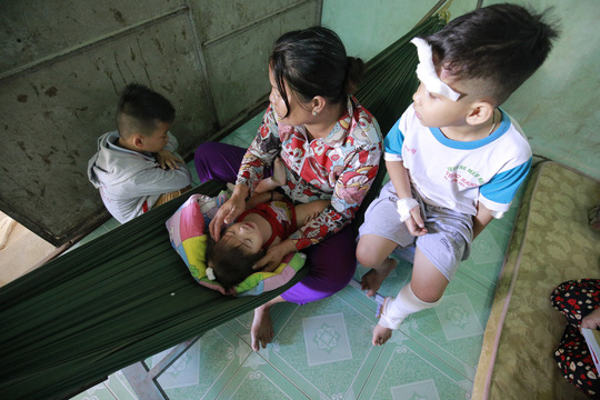 
Bà Đào Ngọc Yến (bà nội của 3 đứa trẻ) đau đớn nhìn các cháu mất cha mẹ.