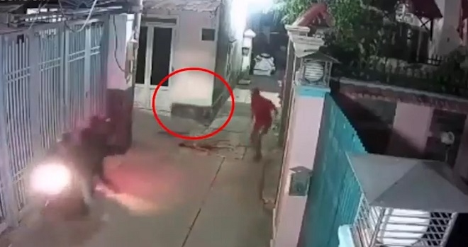 
Chú chó bị hạ gục và phản ứng của hai tên trộm khiến chủ nhà không dám đáp trả