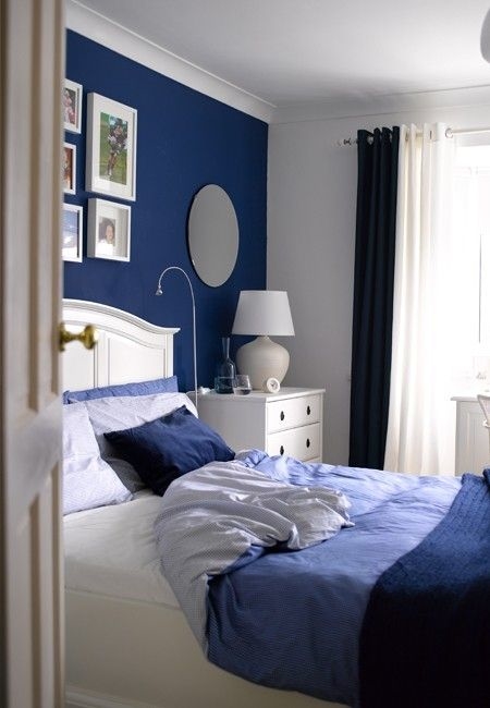 
Phòng ngủ trông thật bóng bẩy, tươi mới với các sắc thái khác nhau của tone màu này
