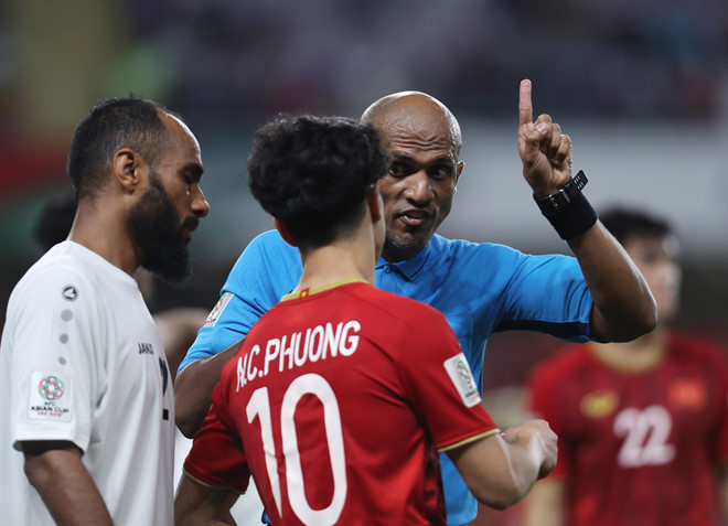 
Trọng tài Ahmed Al-Kaf - người bắt chính trận đấu giữa Việt Nam và Yemen tại bảng D, Asian Cup 2019 - Ảnh: AFC