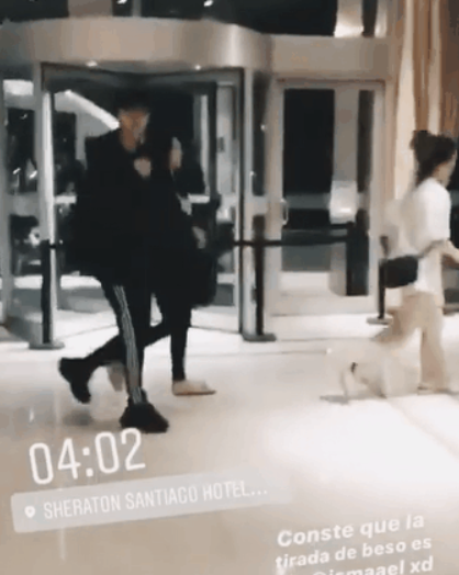 
Hình ảnh cắt từ clip ghi lại khoảnh khắc Joy (RED VELVET) và Chanyeol (EXO) sánh bước bên nhau.