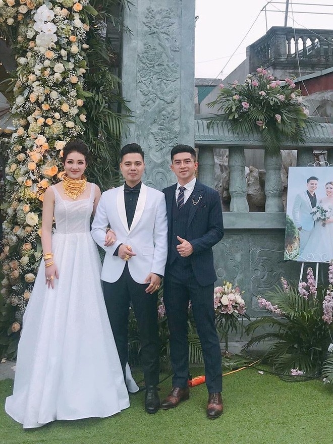 
Hình ảnh cô dâu đeo vàng trĩu cổ ở Nam Định gây xôn xao trước đó - Ảnh: Internet