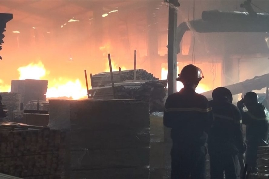Cháy công ty gỗ, cột khói bốc cao hàng chục mét.