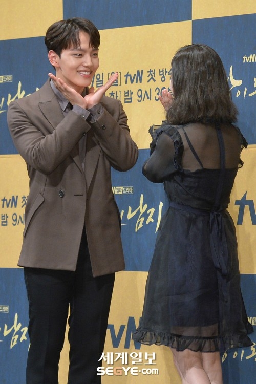 
Lee Se Young cùng Yeo Jin Goo vô cùng thân thiết.