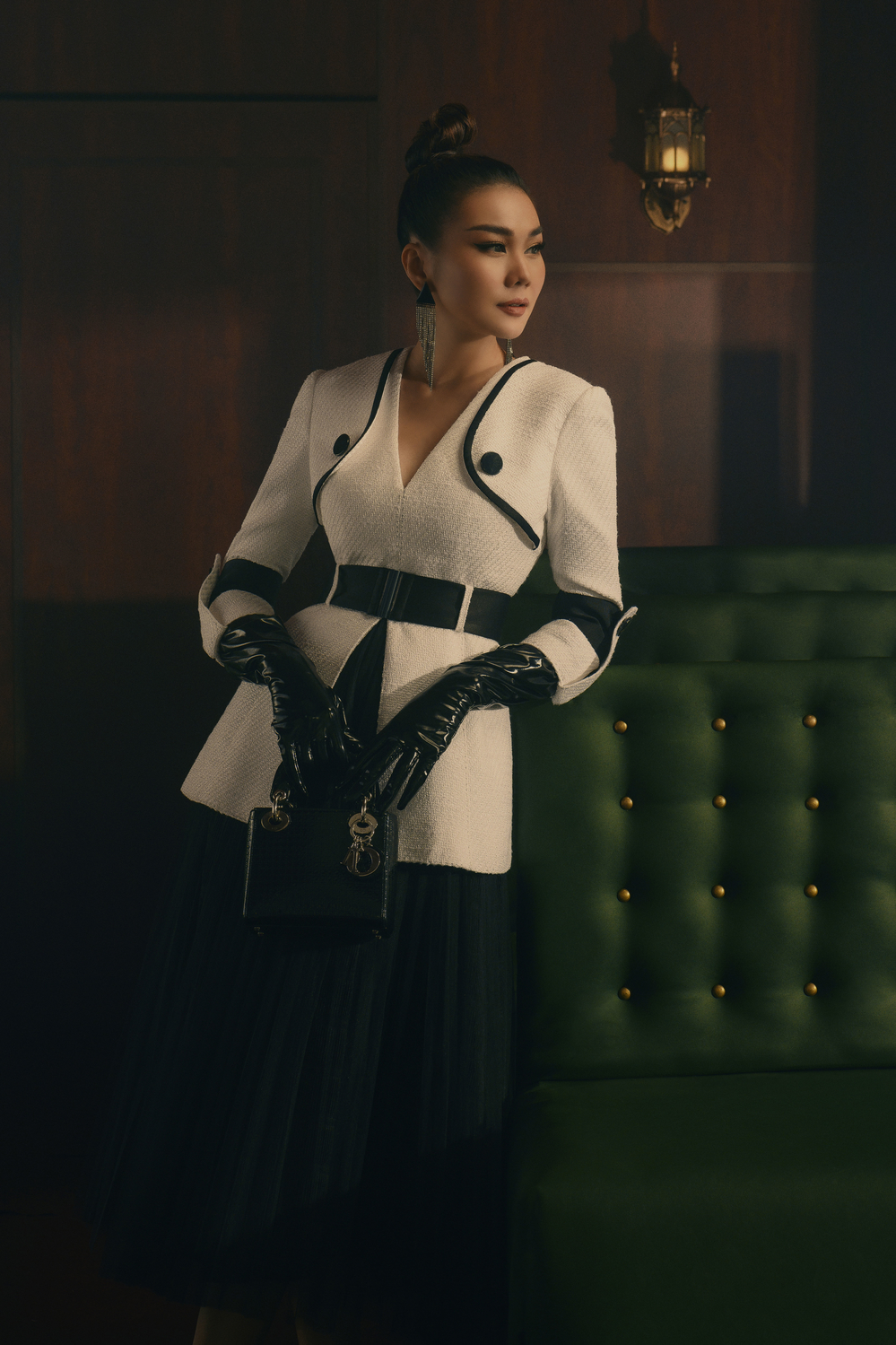 
Thanh Hằng thể hiện sự độc tôn với vị trí số 1 của siêu mẫu trong những thước hình thời trang. Cô chọn thiết kế màu trắng với chất liệu vải tweed cùng sự nhấn nhá từ đường gân kẻ đen hòa quyện. 