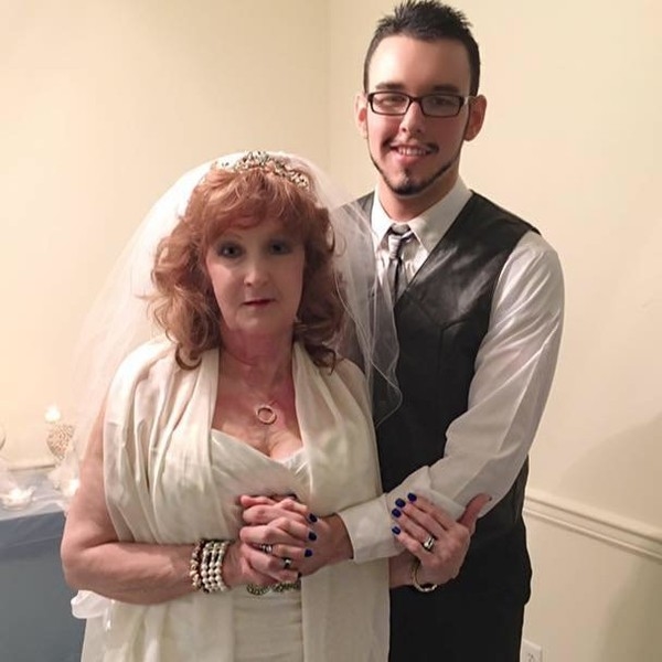 
Bà Almeda và anh chàng Gary đã tổ chức đám cưới vào năm 2016