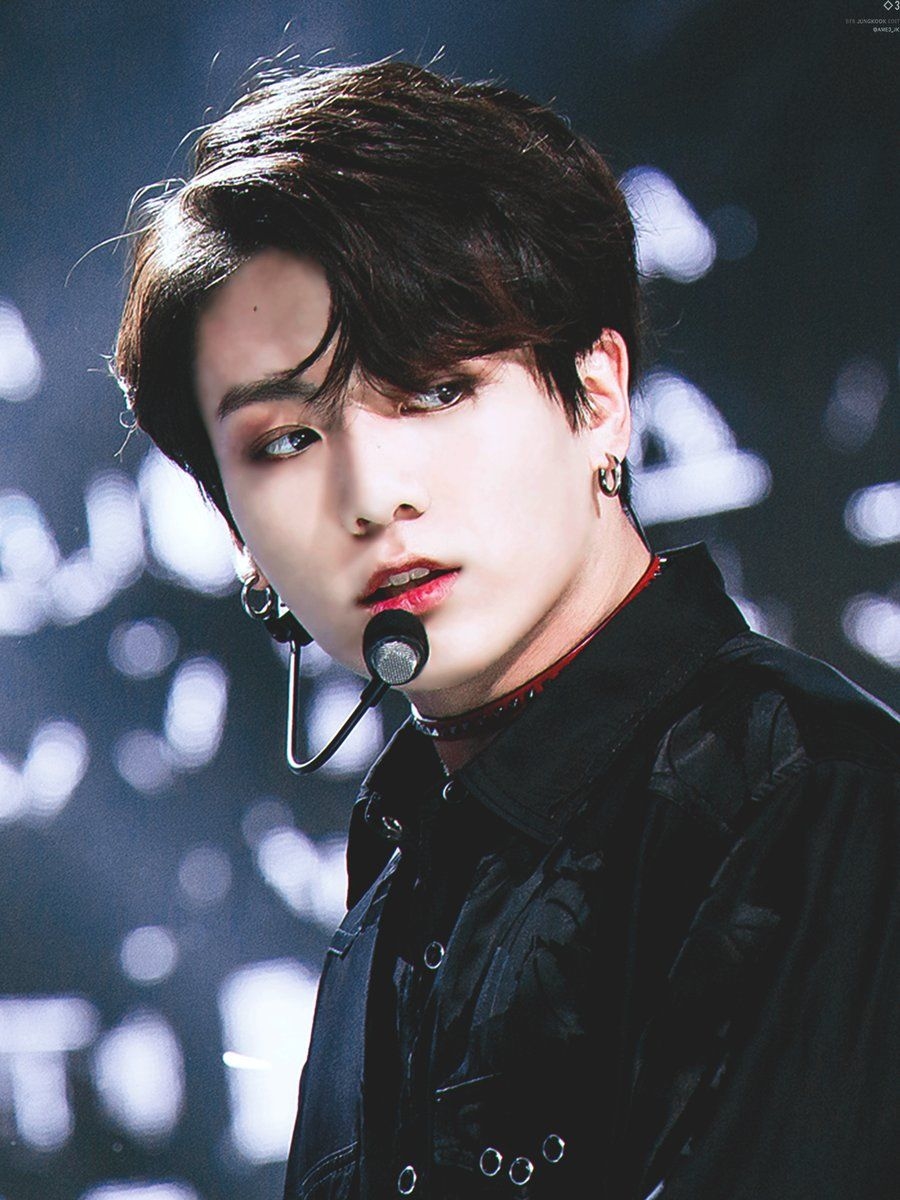 Jungkook (BTS) ngã quỵ trên sân khấu, nhờ người 