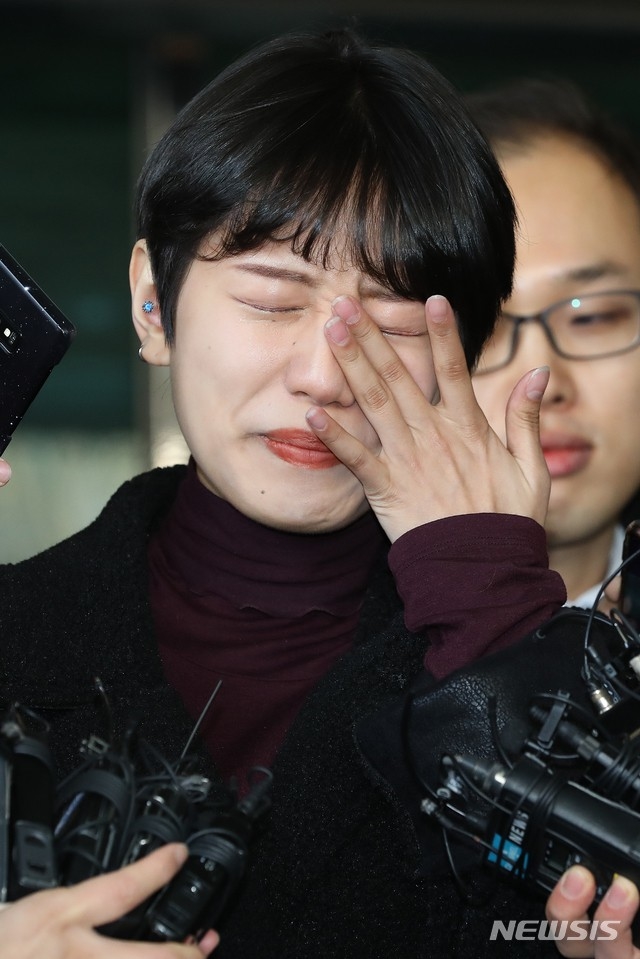 
  Yang Ye Won rời tòa trong nước mắt.