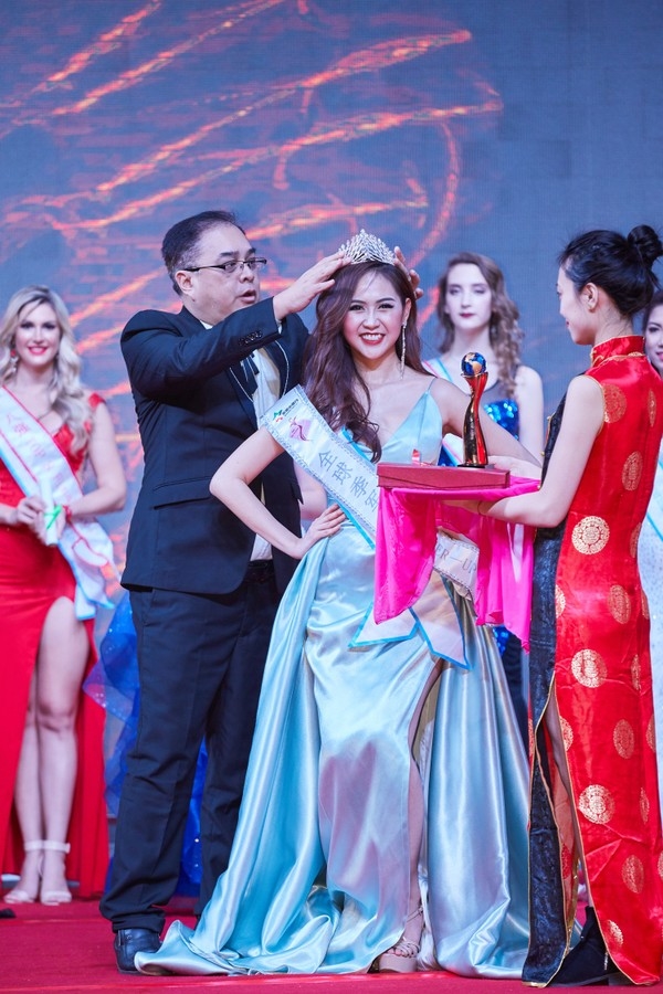 
Đại diện của Việt Nam năm nay là người đẹp Trúc Ny, cô nàng đã vượt qua nhiều cái tên nổi bật và xuất sắc dành vị trí Á hậu 2 tại cuộc thi Hoa hậu các Quốc gia có thâm niên từ năm 1989.