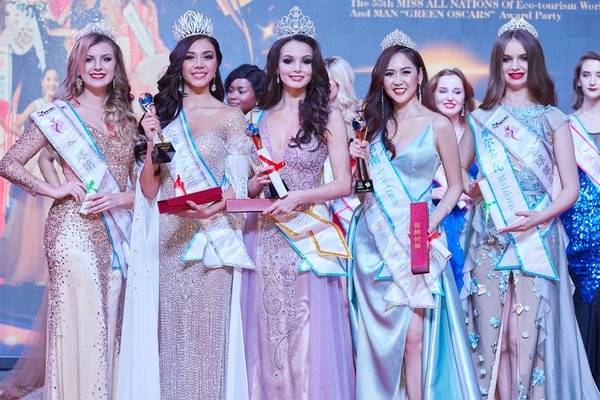 
Miss All Nations là một trong những cuộc thi có thâm niên lâu năm và thường diễn ra tại Nam Kinh (Trung Quốc) với sự tham gia tranh tài của gần 50 nhan sắc khắp thế giới.