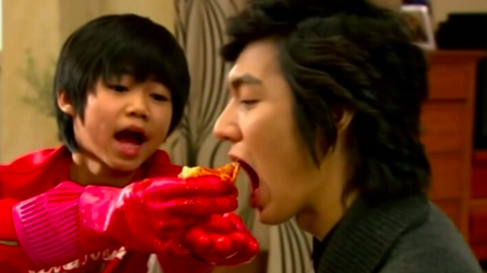 
10 năm trước, Park Ji Bin còn là cậu nhóc đút kimchi cho Lee Min Ho