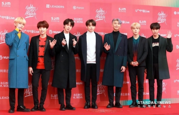 
Các chàng trai BTS hóa "nam thần" trên thảm đỏ Golden Disc Awards 2019 ngày thứ 2.