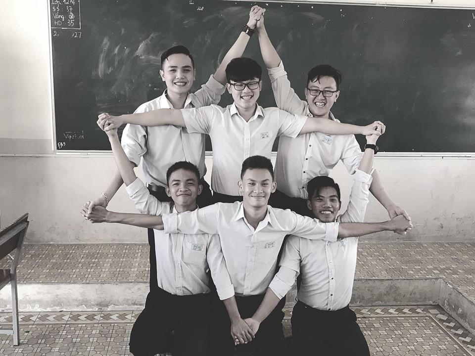 
 6 nam sinh vui vẻ ghi lại khoảnh khắc ấn tượng trên lớp học
