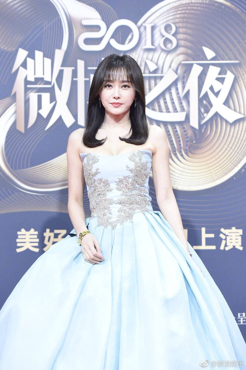  
Tần Lam chịu "hở" để khoe vòng 1 căng đầy giữa thời tiết lạnh giá thế nhưng nữ diễn viên bị chê xuống sắc, lộ dấu hiệu tuổi tác.