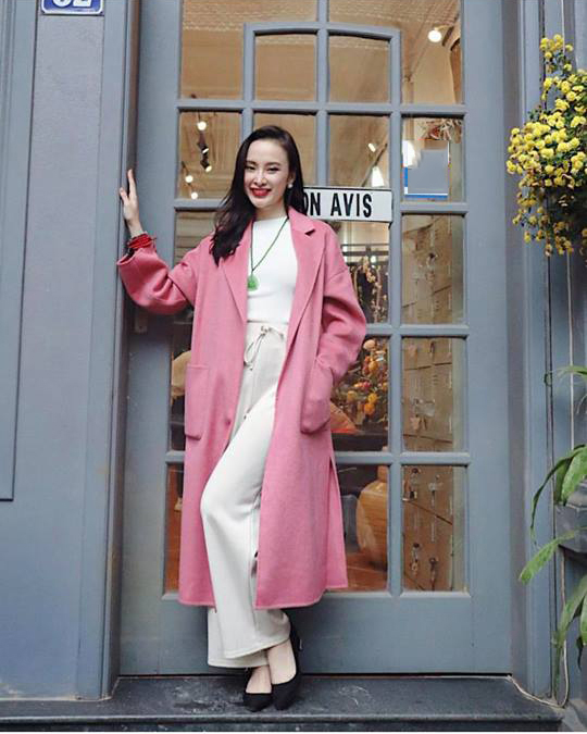 
"Quyết tâm" cởi bỏ hình ảnh ăn mặc sexy, phản cảm, Angela Phương Trinh ngày càng khiến fan hâm mộ hài lòng bởi vẻ dịu dàng nữ tính cùng phong cách thời trang lịch thiệp. Trong những ngày đông, cô nàng diện chiếc áo trench coat dáng dài màu hồng và mix cùng bộ đồ full trắng sang trọng. 