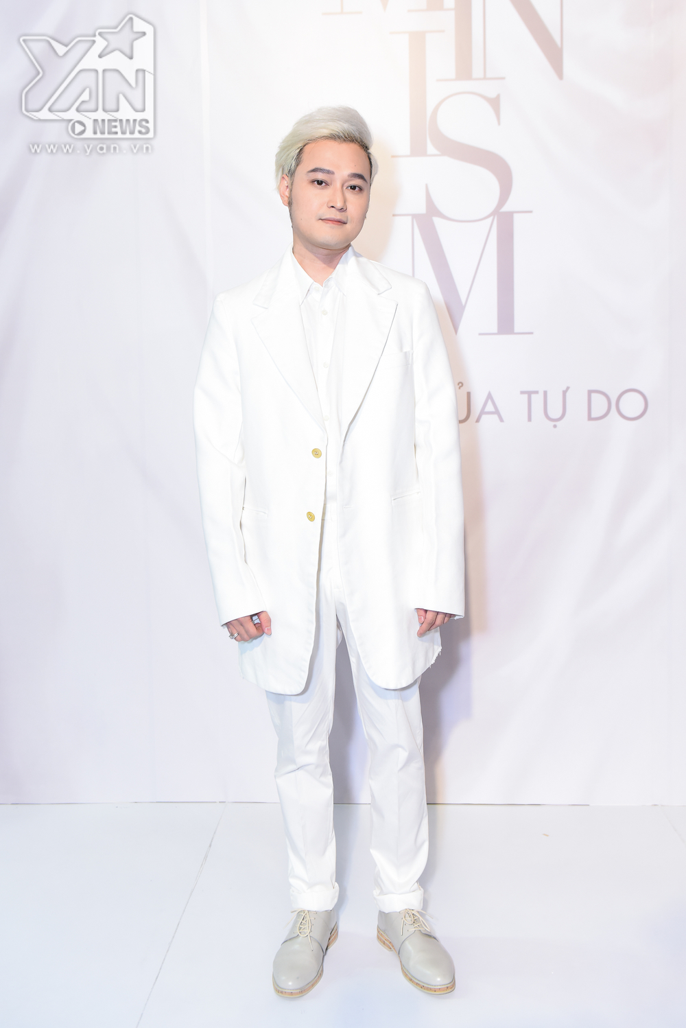 
Quang Vinh xuất hiện như chàng "bạch mã hoàng tử" với bộ outfit full trắng.