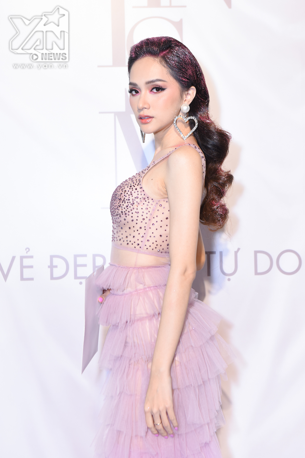 
Hoa hậu Hương Giang xuất hiện với bộ váy màu hồng nhạt xuyên thấu vô cùng sexy, gợi cảm "đốt mắt" người đối diện.