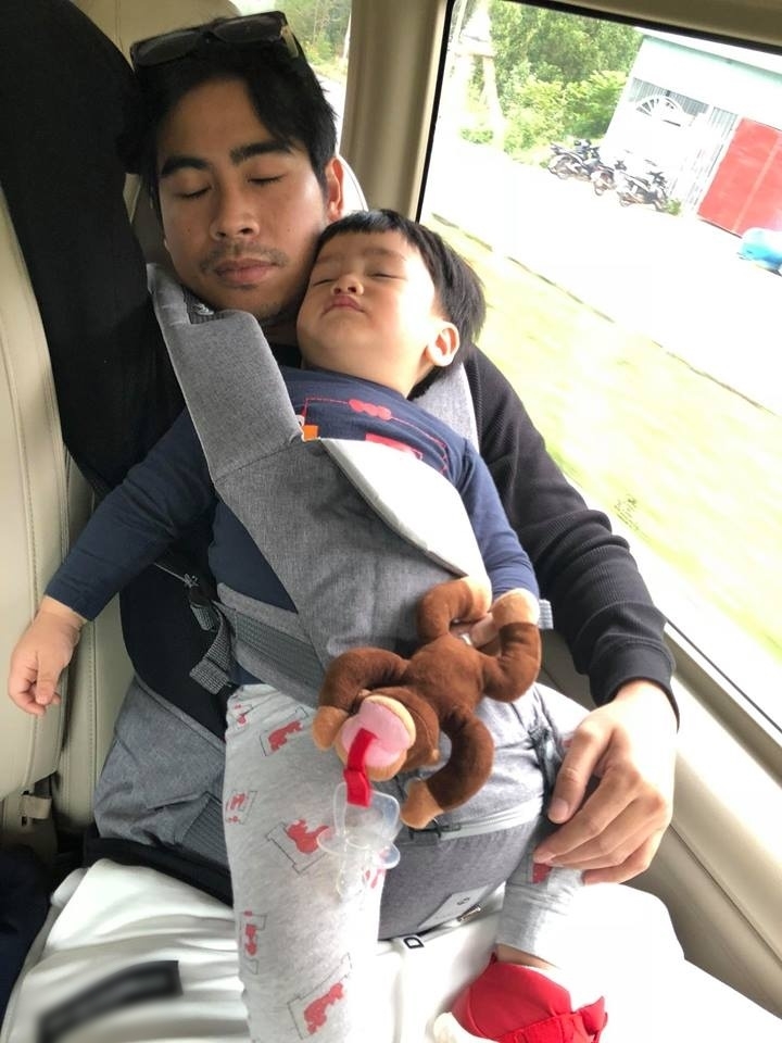 
Cậu nhóc ngủ ngon trong vòng tay của bố - Tin sao Viet - Tin tuc sao Viet - Scandal sao Viet - Tin tuc cua Sao - Tin cua Sao