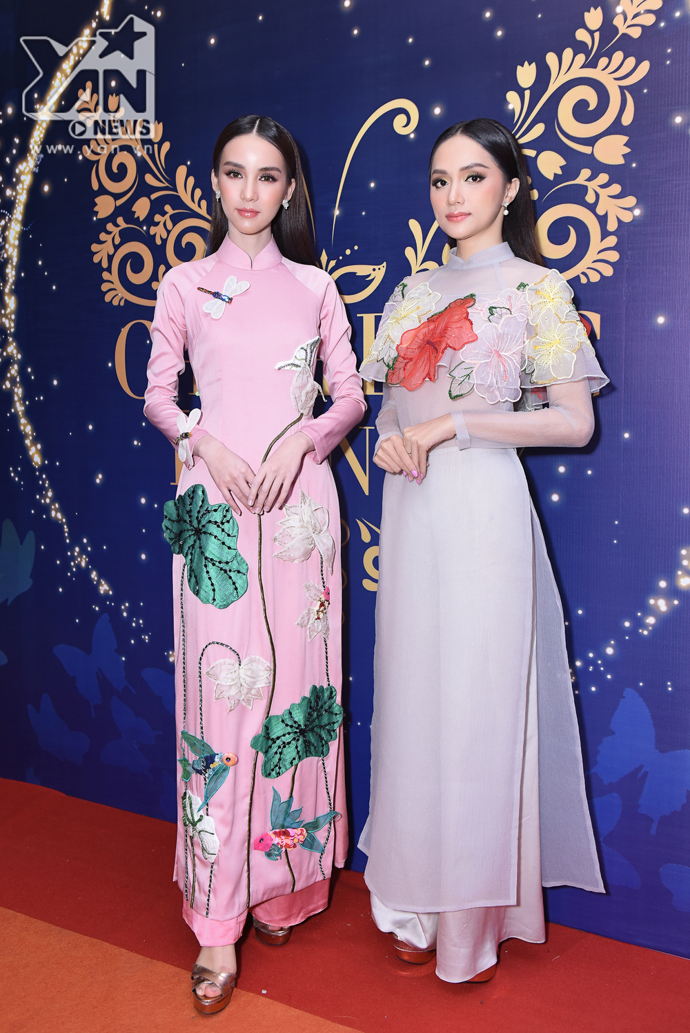 
Hai người đẹp chuyển giới Hương Giang và Yoshi tỏa sáng cạnh nhau trong trang phục áo dài truyền  thống Việt Nam.