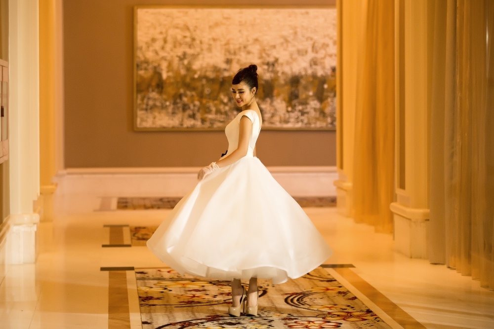 
Cũng là chiếc váy trắng nhưng lần này Vy Oanh chọn một thiết kế xòe bồng bềnh như một cô tiểu thư con nhà giàu đi dự vũ hội.