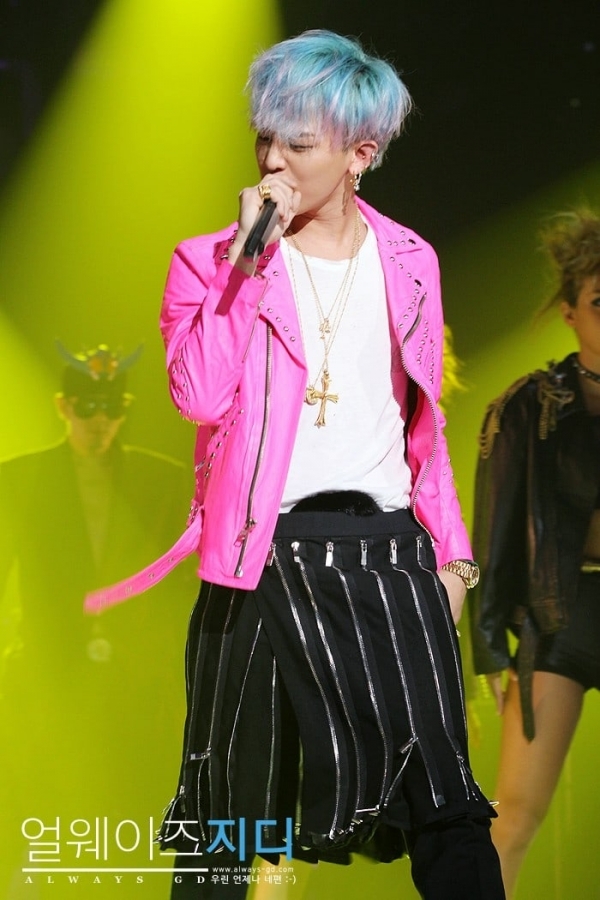 
Với style trình diễn, G-Dragon cũng luôn biến hóa và luôn đổi mới bản thân dù có phải mặc váy cũng sẽ được anh lựa chọn. Và điều đó hoàn toàn trở thành sự thật khi nhiều lần khán giả thấy anh diện đầm lên sân khấu.
