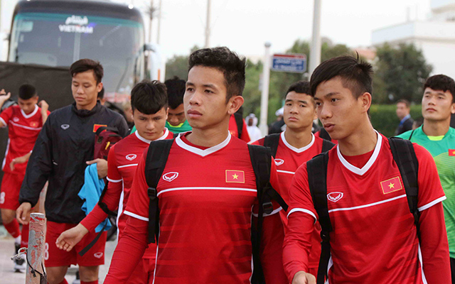 
Sau khi nghỉ ngơi tại điểm tập kết là khách sạn Crowne Plaza sau chuyến bay dài, ĐT Việt Nam đã có buổi tập chính thức đầu tiên trên đất UAE, nơi sẽ diễn ra những trận đấu căng thẳng và hấp dẫn của Asian Cup 2019.