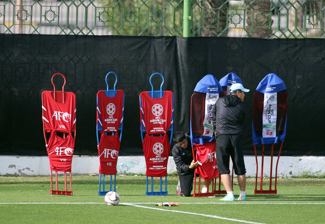 
Thầy Park cho các học trò tập bài chống đá phạt trước trận đấu với Iran.