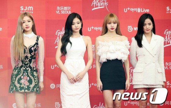 
Jennie vẫn luôn được chú ý nhờ sự khác biệt, song theo netizen cô vẫn không thể chiếm trọn spotlight trước 3 thành viên còn lại.