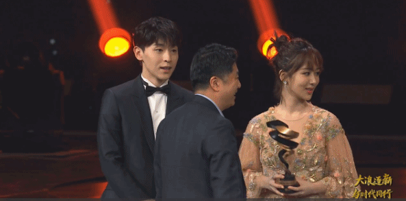 
"Húc Phượng" Đặng Luân cùng "Cẩm Mịch" Dương Tử sánh bước bên nhau khi lên sân khấu nhận giải thưởng.