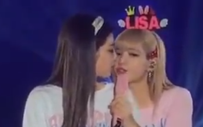 Lisa - Jennie suýt thì hôn nhau nhưng biểu cảm 