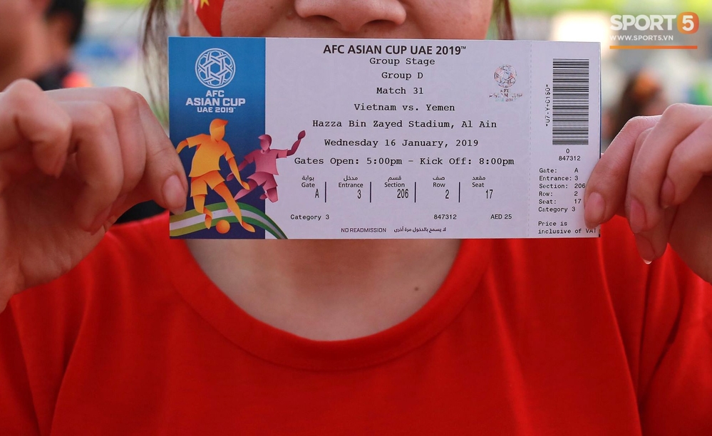 
Fan vui vẻ khoe tấm vé vào xem trận đấu Việt Nam và Yemen