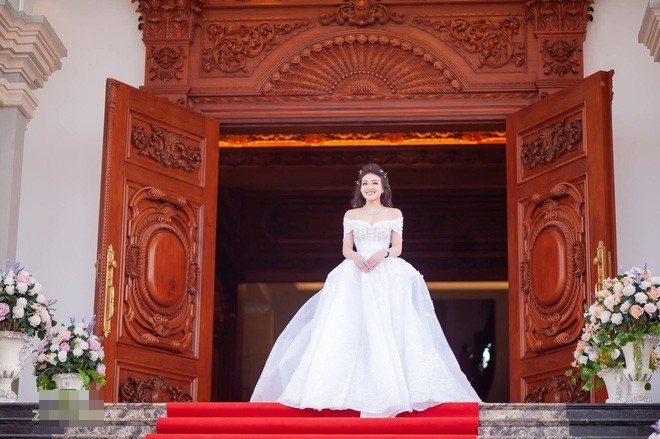 
Cô dâu Thu Hương trong bộ áy cưới trắng lộng lẫy.