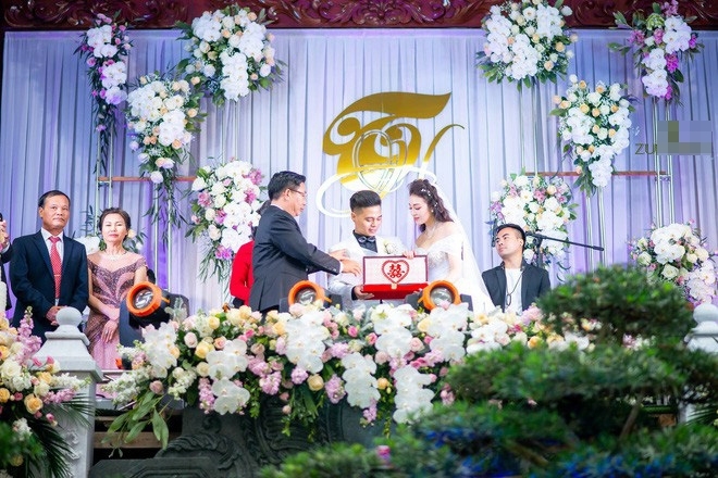 
Gia đình trao vàng cưới và của hồi môn cho cặp đôi Nam Định.