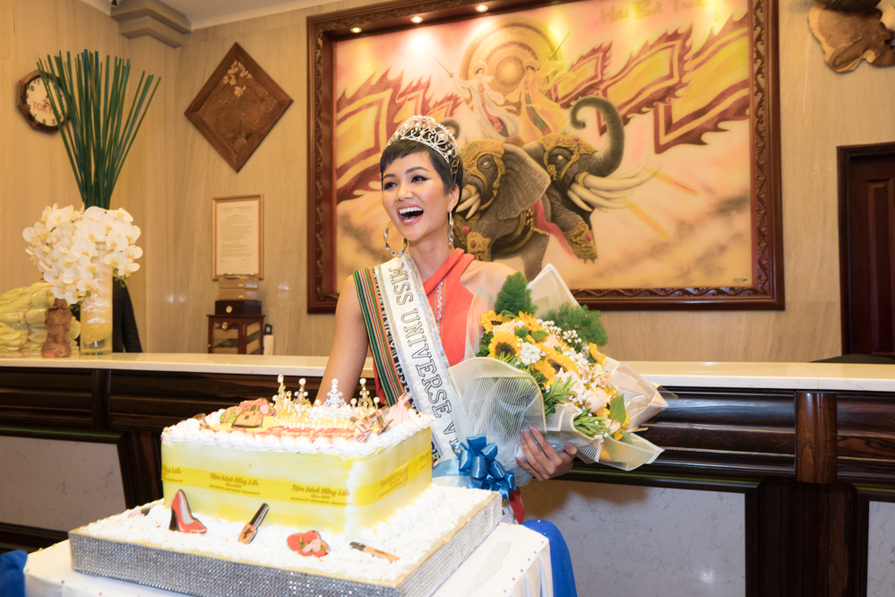 Sau thành tích Top 5 Miss Universe 2018, H'Hen Niê hạnh phúc trở về buôn làng - Tin sao Viet - Tin tuc sao Viet - Scandal sao Viet - Tin tuc cua Sao - Tin cua Sao