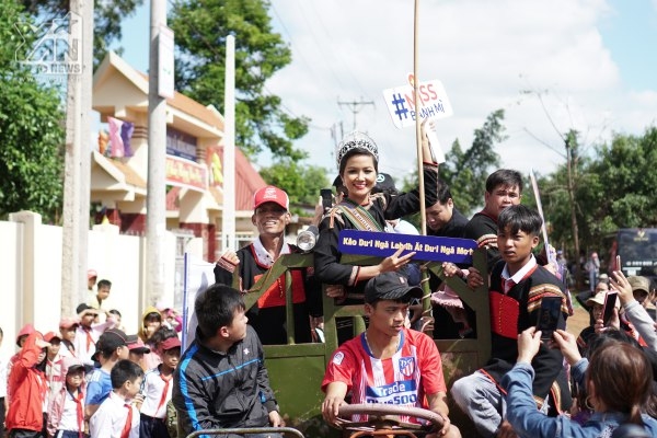 Chuyến về thăm buôn làng đặc biệt của H'Hen Niê sau khi lập kì tích ở Miss Universe 2018 - Tin sao Viet - Tin tuc sao Viet - Scandal sao Viet - Tin tuc cua Sao - Tin cua Sao