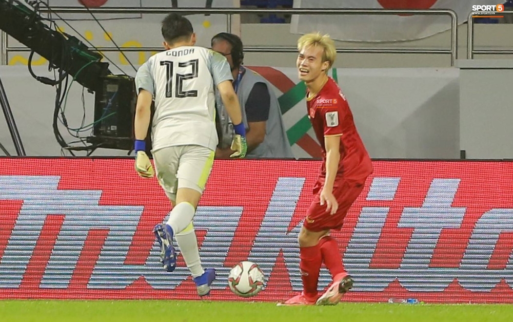 
Văn Toàn được tung vào sân với hi vọng mang đến bàn thắng vào lưới Nhật Bản. Ảnh: Tùng Lê
