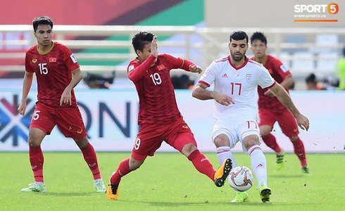 
Nhập cuộc đầy tự tin, các cầu thủ Việt Nam tiếp cận trận đấu với lối chơi pressing, khiến đối thủ phải chống đỡ khá vất vả - Ảnh: Sport5.vn