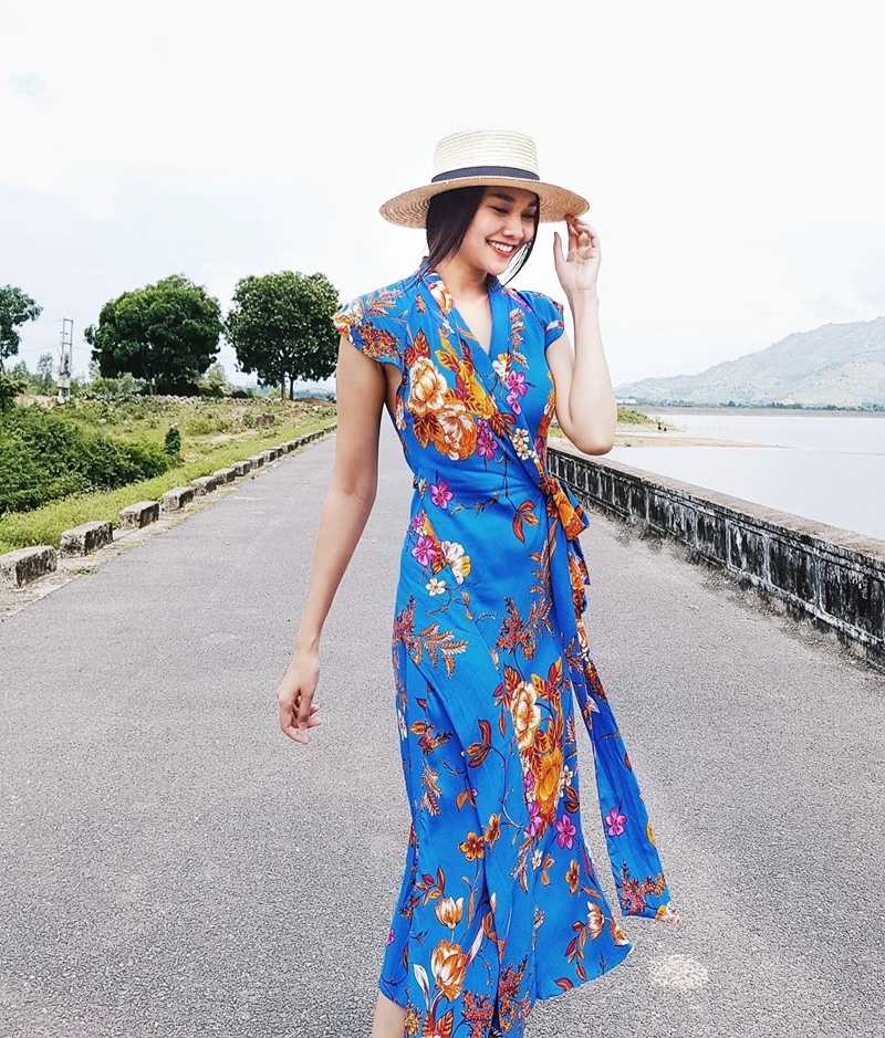 
Dù thường xuyên chọn phong cách mạnh mẽ, năng động nhưng Thanh Hằng vẫn không bỏ quên những bộ váy dài nữ tính, tôn lên chiều cao 1m75 của cô.