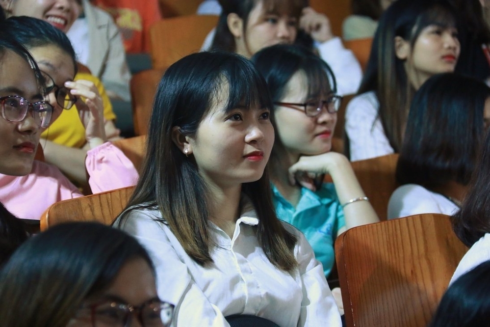 
Sinh viên lắng nghe phần chia sẻ kinh nghiệm của vị GS đến từ Hàn Quốc - Ảnh: Internet