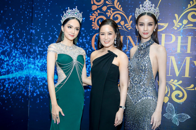 
Đồng hành cùng cô nàng là chủ tịch cuộc thi Hoa hậu Chuyển giới Quốc tế - bà Alisa Phanthusak Kunpalin - người đã góp mặt trong đêm chung kết The Tiffany Việt Nam vừa qua và cũng là 1 trong 4 vị giám khảo trong đêm chung kết này.