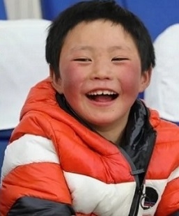 
Hình ảnh cậu học trò 8 tuổi sau một năm nổi tiếng với biệt danh "cậu bé băng tuyết"