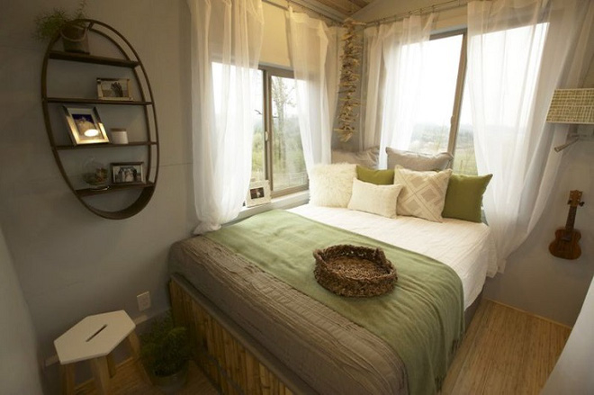 
Phòng ngủ tông màu vintage với cửa sổ lớn giúp dễ dàng đón nắng đón gió trời