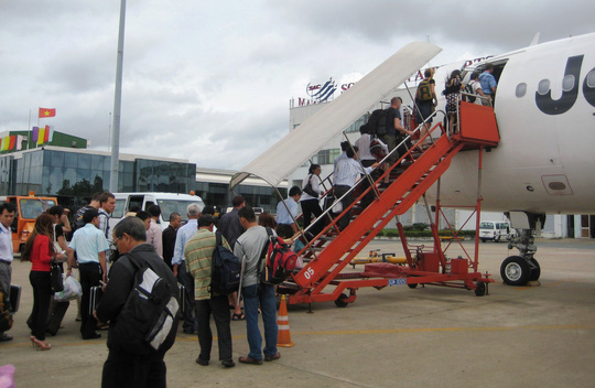 
Nhu cầu đi lại dịp Tết Nguyên Đán 2019 qua sân bay Tân Sơn Nhất tăng cao. Ảnh: Linh Anh/NLĐ