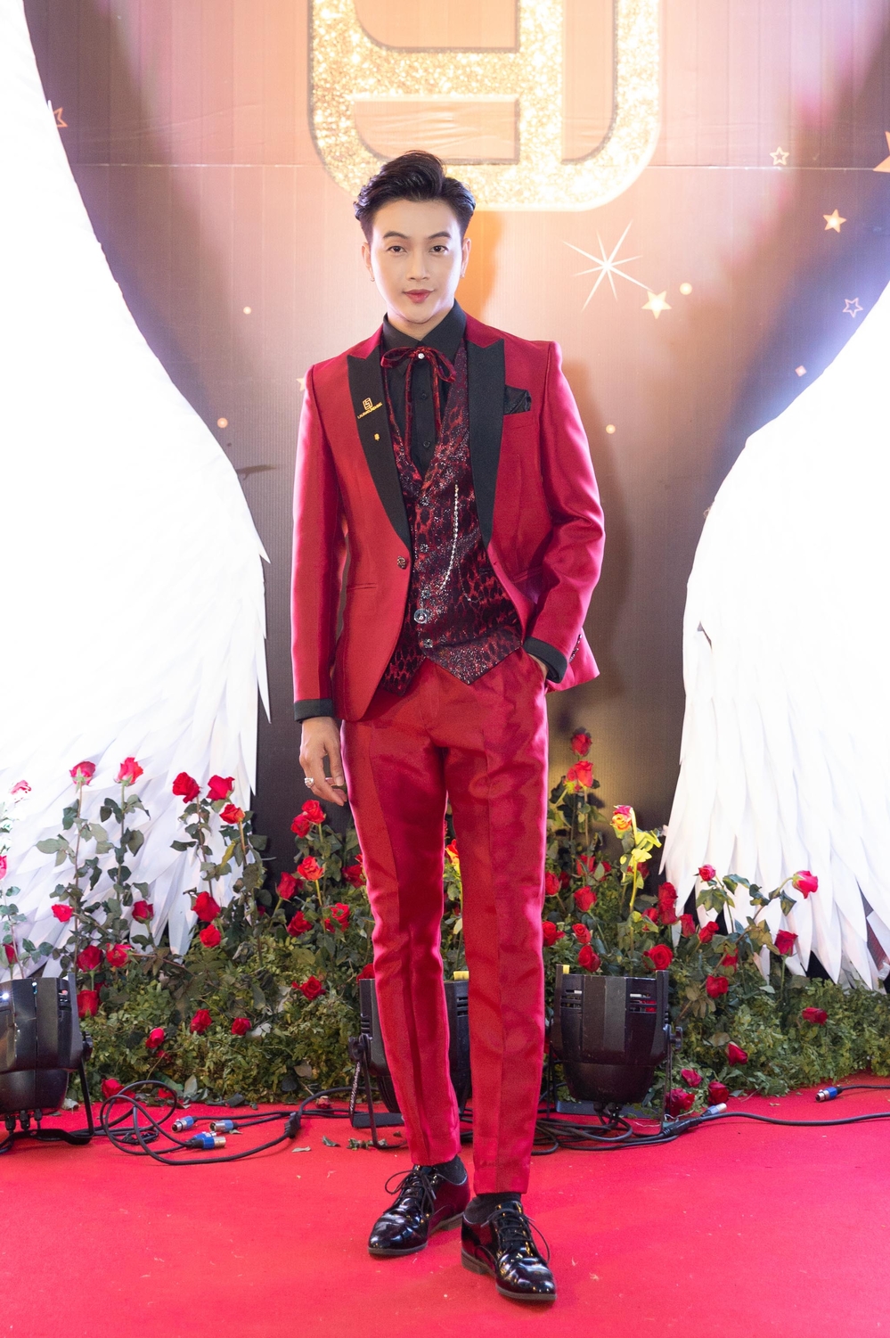 Thành viên đẹp trai nhất HKT đậm son phấn, đứng chung sân khấu với sao khủng hậu rã nhóm
