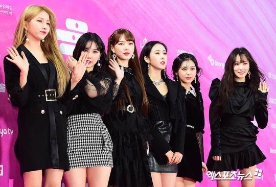 
G-FRIEND đen toàn tập tại thảm đỏ Seoul Music Awards 2019.